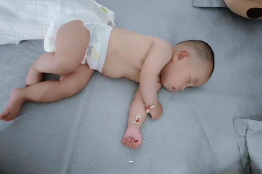 永新宝宝多久会抬头 永新宝宝多久会抬头